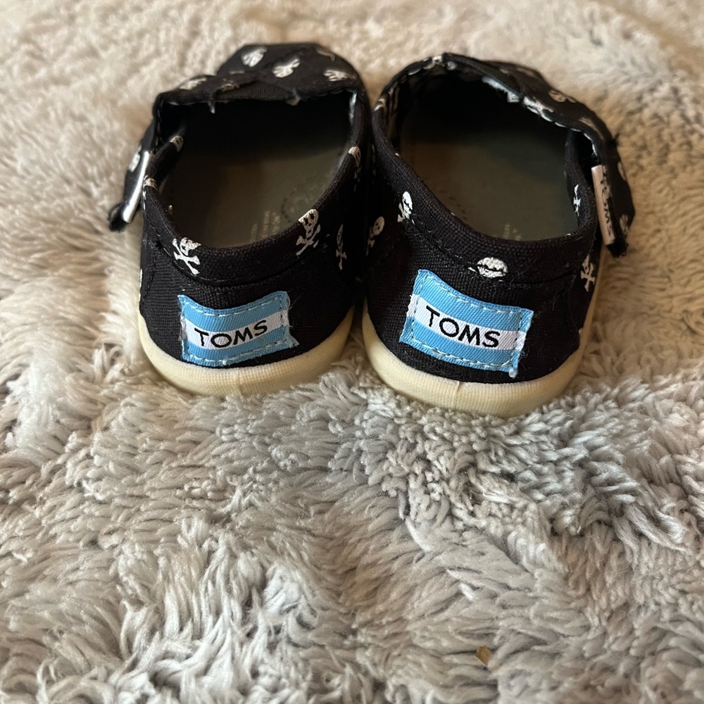 Toms black skull crossbones shoes Toddler size 2 - Picture 3 of 5
